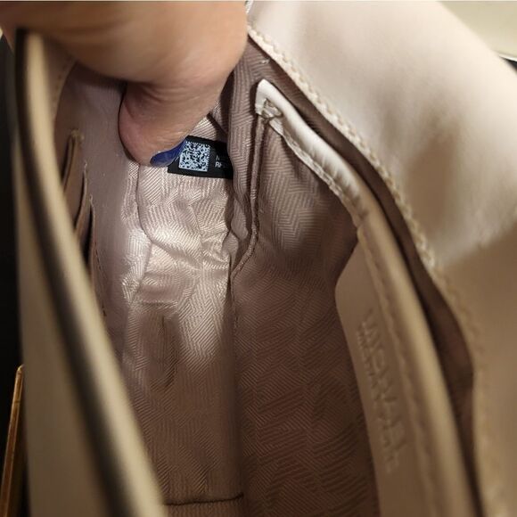 Auth.Michael Kors "Madelyn" White Leather Wristlet Clutch Gold Hardware Ret.$189 - Picture 10 of 11